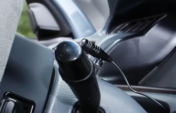 nascondere-registratore-attivazione-vocale-in-auto