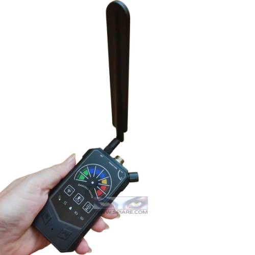 rilevatore-microspie-telecamere-in-mano