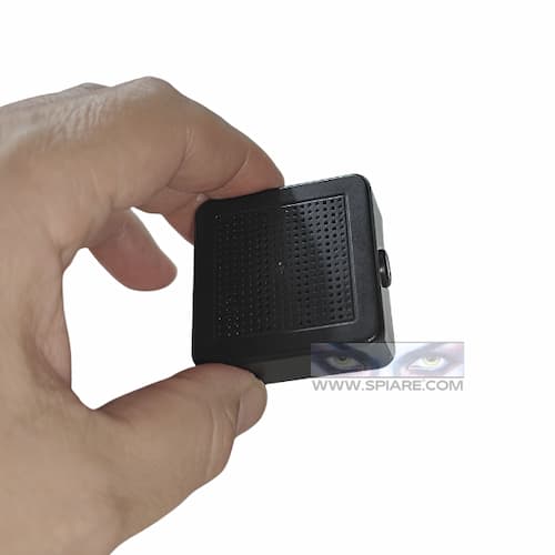 telecamera-wifi-compatta-mano-obiettivo-laterale