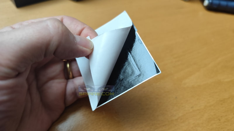 Confronto spessore tra Localizzatore professionale 1mm e tracker standard Apple AirTag