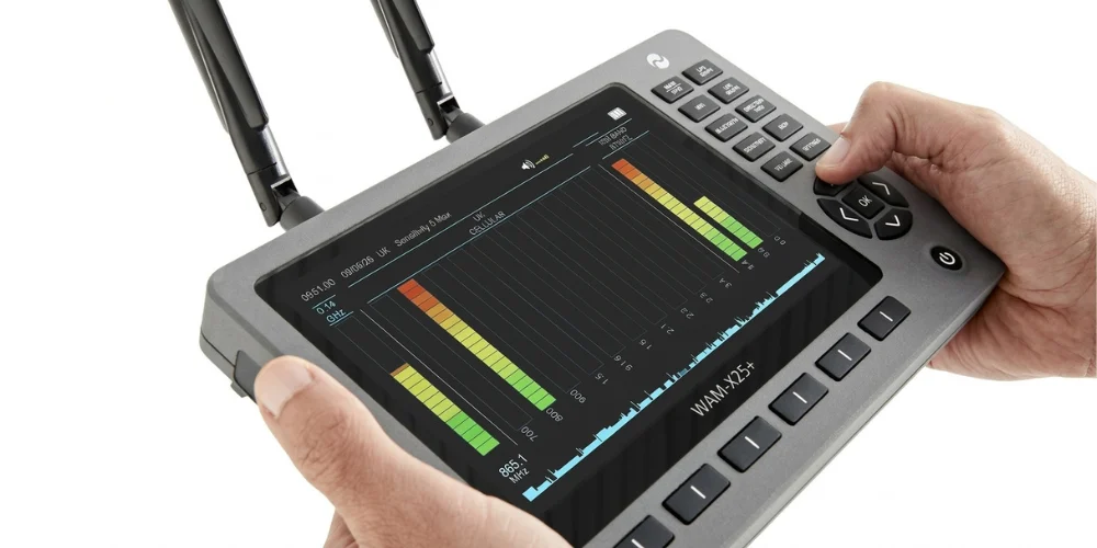 Rilevatore RF professionale WAM-X25+ con display TFT da 7 pollici per bonifiche ambientali e rilevamento di microspie, tracker GPS e AirTags.