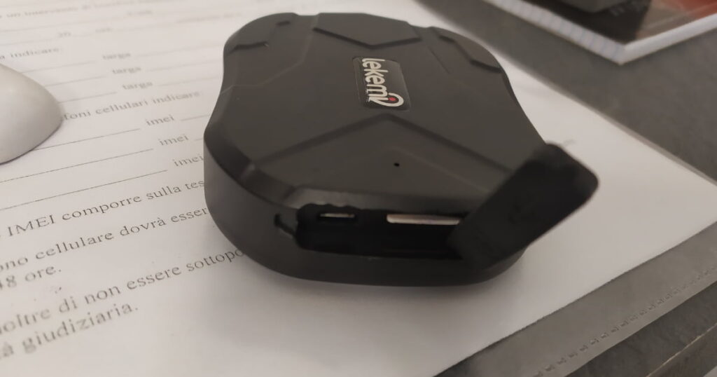 Localizzatore GPS magnetico con scheda SIM integrata rinvenuto durante una bonifica da microspie su autovettura