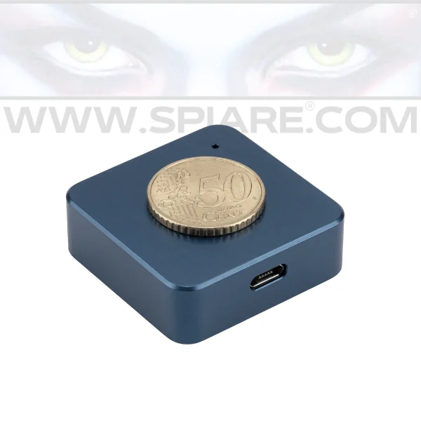 localizzatore gps portatile con moneta per paragone evidenziando le piccole dimensioni del dispositivo di localizzazione satellitare