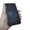 Microcamera spia nascosta in smartphone tenuto in mano con schermo spento per evidenziarne l'aspetto insospettabile e discreto