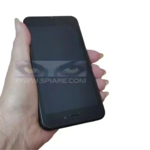 Microcamera spia nascosta in smartphone tenuto in mano con schermo spento per evidenziarne l'aspetto insospettabile e discreto