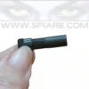 Dettaglio dell'obiettivo cilindrico della microcamera wifi con mini zoom tenuto tra le dita per evidenziare le dimensioni ultracompatte