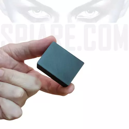 Microspia audio GSM versatile tenuta in mano - Dimensioni ultra compatte (45x34x19mm) per facile occultamento.