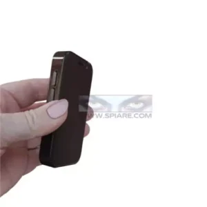 Mini Cellulare Spia con GPS e Registrazione Remota tenuto in mano - Dimensioni ultra compatte (94x47mm) per massima discrezione.