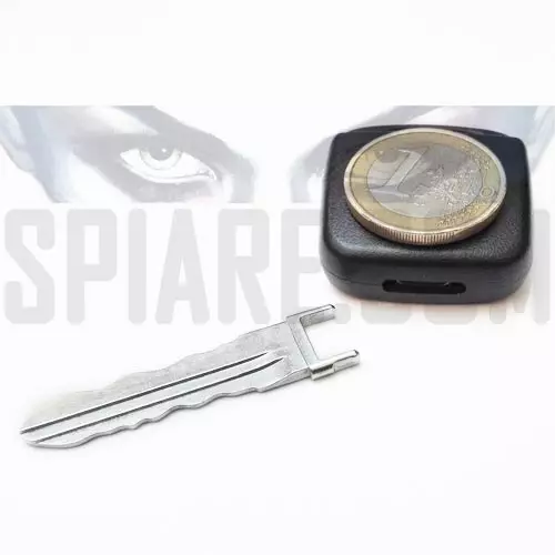Registratore audio nascosto in chiave auto mostrato con moneta da 2 euro e lama metallica - Dimensioni reali compatte.