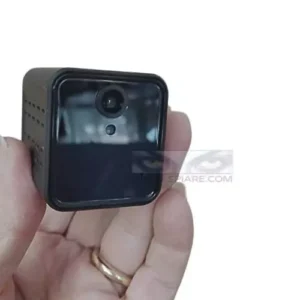 Mini telecamera 4G LTE con SIM portatile tenuta tra le dita per mostrare le dimensioni ultra compatte