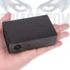 Mini telecamera nascosta auto formato black box tenuta sul palmo di una mano per evidenziarne le dimensioni compatte
