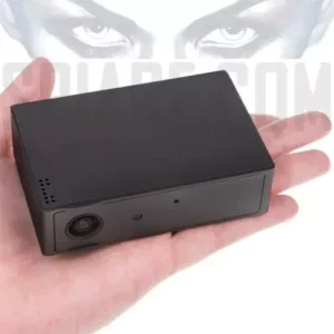 Mini telecamera nascosta auto formato black box tenuta sul palmo di una mano per evidenziarne le dimensioni compatte