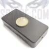 Mini telecamera senza fili portatile con una moneta da un euro appoggiata sopra per evidenziare le dimensioni compatte e tascabili