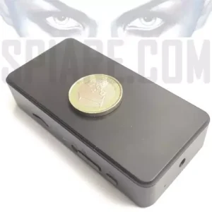 Mini telecamera senza fili portatile con una moneta da un euro appoggiata sopra per evidenziare le dimensioni compatte e tascabili
