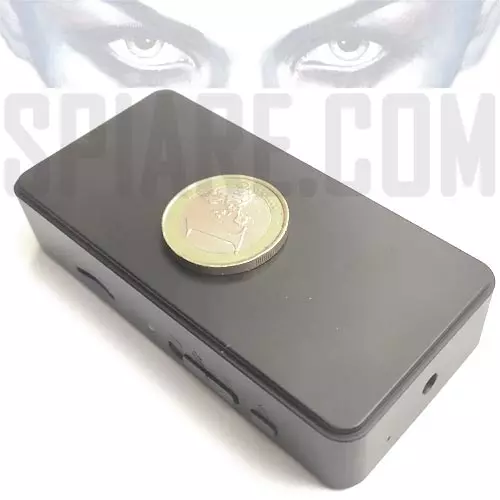 Mini telecamera senza fili portatile con una moneta da un euro appoggiata sopra per evidenziare le dimensioni compatte e tascabili