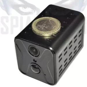 mini telecamera wifi batteria nascosta cubica di colore nero posizionata su uno sfondo bianco, con una moneta da 1 euro appoggiata sulla parte superiore per mostrare le dimensioni ridotte