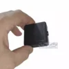 Mini Telecamera WiFi con Sensore PIR tenuta tra le dita per mostrare le dimensioni ultra compatte