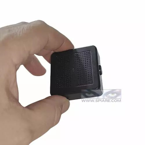 Mini Telecamera WiFi con Sensore PIR tenuta tra le dita per mostrare le dimensioni ultra compatte