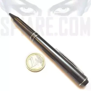 Penna che registra audio mostrata con moneta da 2 euro - Dimensioni reali compatte (14.8cm) del registratore professionale con qualità HD.