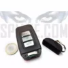 Portachiavi spia a forma di telecomando auto con vano Micro SD aperto affiancato a una moneta da un euro per mostrare le dimensioni compatte