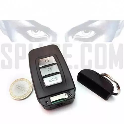 Portachiavi spia a forma di telecomando auto con vano Micro SD aperto affiancato a una moneta da un euro per mostrare le dimensioni compatte