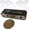 Registratore ambientale per telefonate mostrato con moneta da 2 euro - Dimensioni compatte (65.5mm) e display LCD.