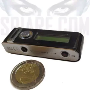 Registratore ambientale per telefonate mostrato con moneta da 2 euro - Dimensioni compatte (65.5mm) e display LCD.