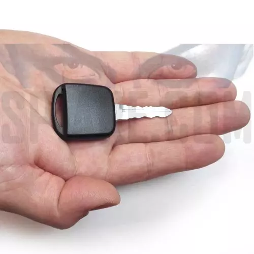 Registratore audio nascosto in chiave auto tenuto nel palmo della mano - Dimensioni reali compatte del dispositivo mimetizzato.