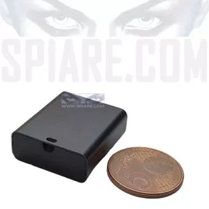 Mini registratore vocale con timer e calamita mostrato accanto a una moneta per evidenziarne le dimensioni ultra compatte.