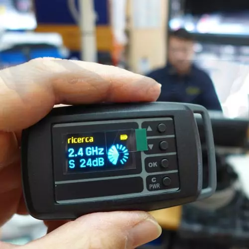 Rilevatore microspie Raksa iDet in uso - Display OLED che mostra segnali RF rilevati durante bonifica TSCM con tecnologia supereterodina.