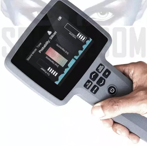 Rilevatore giunzione non lineare NLJD in mano - Display mostra analisi per trovare microspie spente e registratori vocali nascosti.