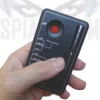 Rilevatore di telecamere nascoste portatile in mano - Dispositivo compatto con mirino ottico rosso e antenna RF per rilevamento lenti e microspie.