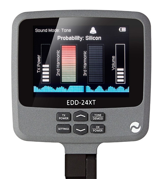 Rilevatore Giunzioni non Lineari con Asta telescopica EDD-24XT - Display TFT mostra barre colorate per analisi segnali RF e rilevamento microspie spente.