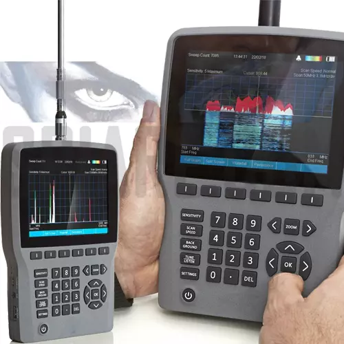 Analizzatore spettro audio e rilevatore microspie in uso - Display che mostrano spettrogramma e analisi RF per bonifiche ambientali professionali.