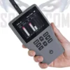 Rilevatore microspie cellulari 5G palmare in mano - Display TFT che mostra analisi grafica dei segnali RF e tastiera numerica.