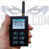 Rilevatore microspie professionale memoria eventi RAPTOR 7 in mano - Dispositivo RF con display OLED e antenna per bonifiche elettroniche 5G e Jammer.