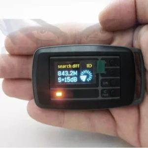 Rilevatore microspie tascabile Raksa iDet in mano - Display OLED che mostra segnali RF rilevati con tecnologia supereterodina.