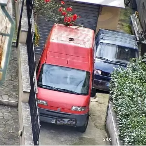 Inquadratura ravvicinata con zoom 24x su un furgone rosso ripresa da telecamera con zoom