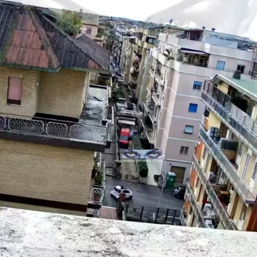 Inquadratura a campo largo zoom 1x di una strada cittadina ripresa da telecamera con zoom