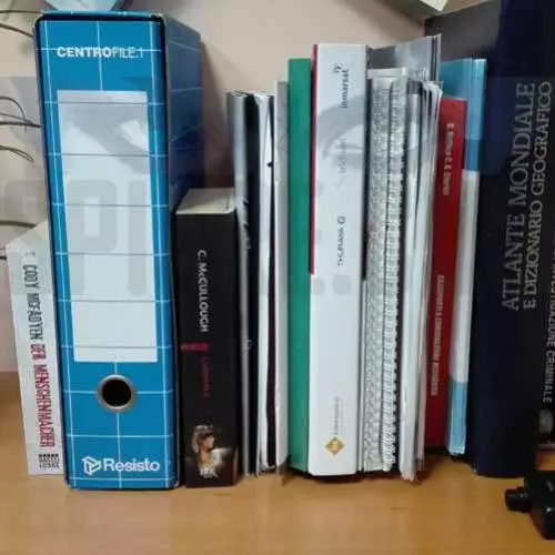 libro con telecamera nascosta appoggiato su un mobile
