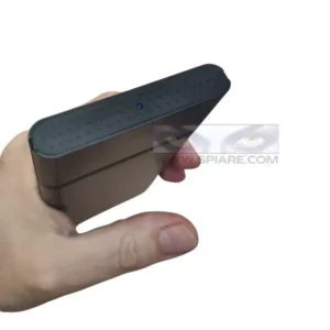 Telecamera nascosta in power bank tenuta in mano con piccolo indicatore LED blu visibile sulla parte superiore