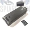 Telecamera spia nascosta penna usb con cappuccio rimosso che espone il connettore, posizionata accanto a una piccola scheda Micro SD su uno sfondo bianco con un logo parziale di occhi e testo.