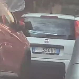 Inquadratura ravvicinata e nitida della targa di un'auto a 50 metri di distanza ripresa da microcamera wifi con mini zoom