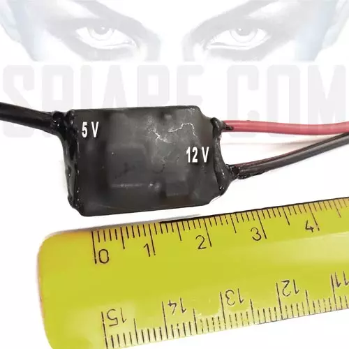 Micro alimentatore 12-24V per microspia GSM - Modulo 5V compatto con cavi e righello per mostrare le dimensioni ridotte.