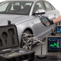 Tecnico specializzato durante bonifica microspie auto con rilevatore RF e antenna direzionale