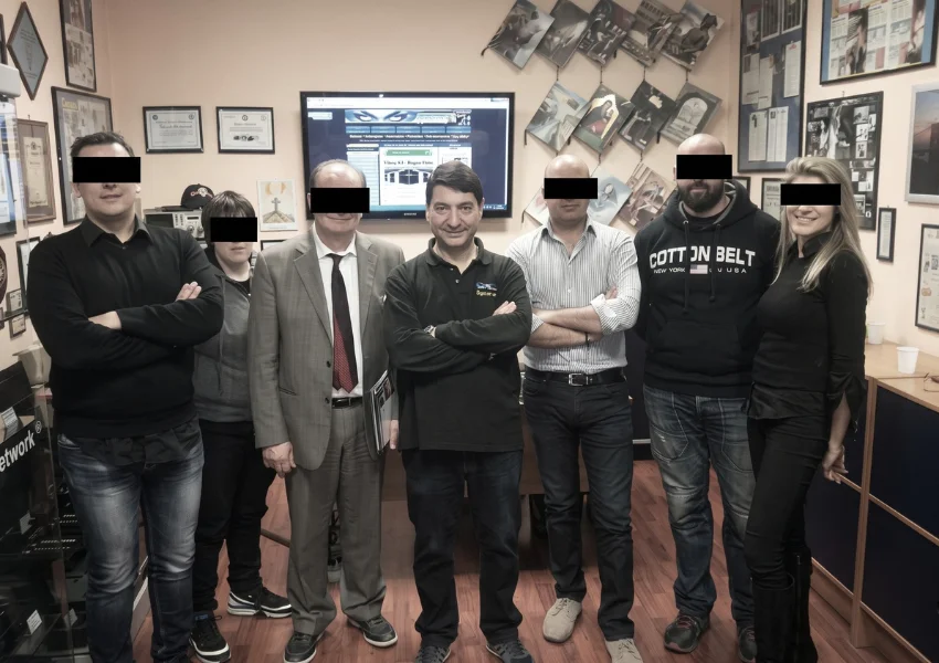 Foto di gruppo al termine del corso pratico TSCM di Polinet S.r.l. a Roma: il docente Francesco Polimeni al centro con i corsisti, provenienti da diversi settori professionali (investigatori privati, security manager, tecnici e privati). I volti dei partecipanti sono oscurati per garantire la riservatezza. Sullo sfondo il monitor con il sito spiare.com, le certificazioni professionali e la rassegna stampa alle pareti dell'aula.