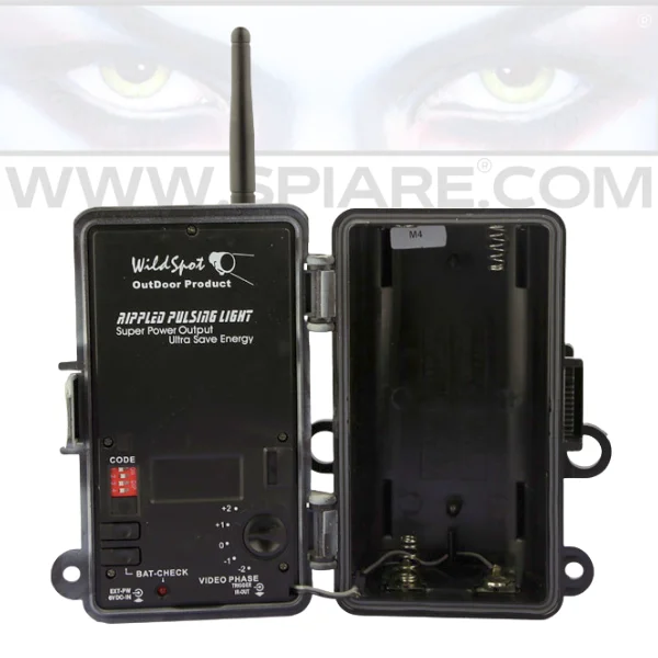 Flash infrarossi invisibili 940nm per fototrappole aperto: vano per 4 batterie tipo D, antenna RF 433 MHz, DIP switch del codice di sicurezza e regolazione video phase