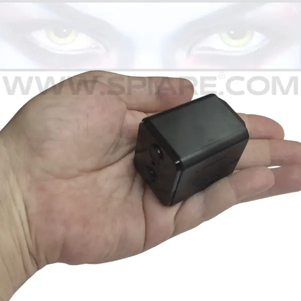 Mini telecamera wifi grandangolare 140° PIR e radar nel palmo di una mano: ingombro 5,2 × 4,0 × 3,65 cm
