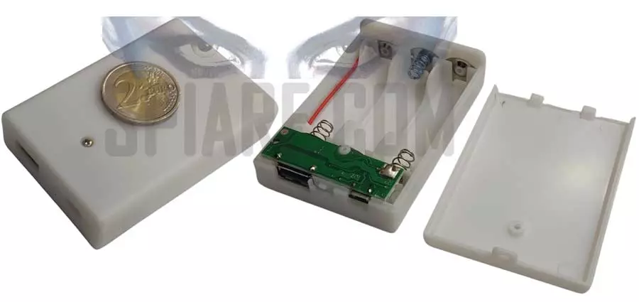 Riattivatore power bank aperto - Vista interna con circuito elettronico, vano per 3 batterie AA e moneta per scala dimensioni.