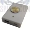 Riattivatore power bank compatto - Modulo bianco con moneta per scala dimensioni, previene spegnimento automatico telecamere e GPS.